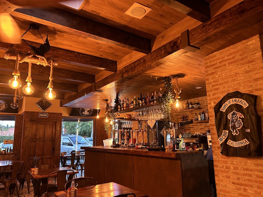 El Vikingo Brasas y birras // Hamburguesería en villaviciosa